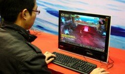 Console vs Mobile Gaming Tug o’ War