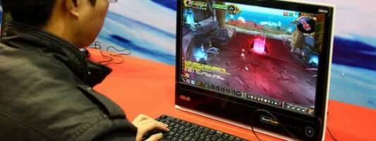 Console vs Mobile Gaming Tug o’ War